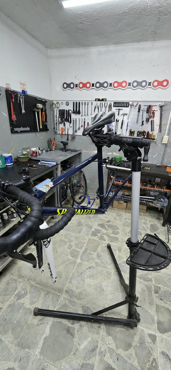 Bicicleta azul montada en el soporte de servicio de Karreñobike