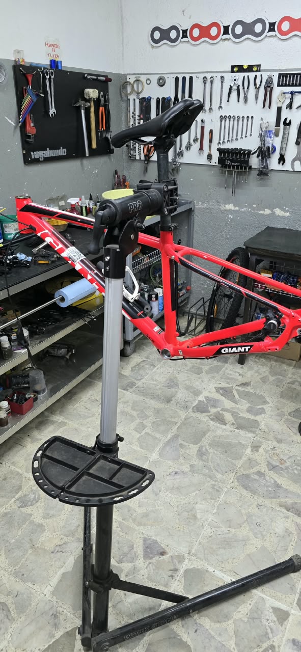 Bicicleta roja durante un servicio en el taller Karreñobike
